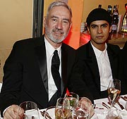 Roland Emmerich mit seinem Mann Omar DeSoto @ Deutscher Filmball 2019 (© SPIO / Foto: Jessica Kassner)